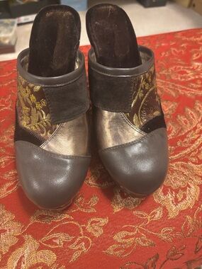 Wink Brown and Gold Slip-On Mules